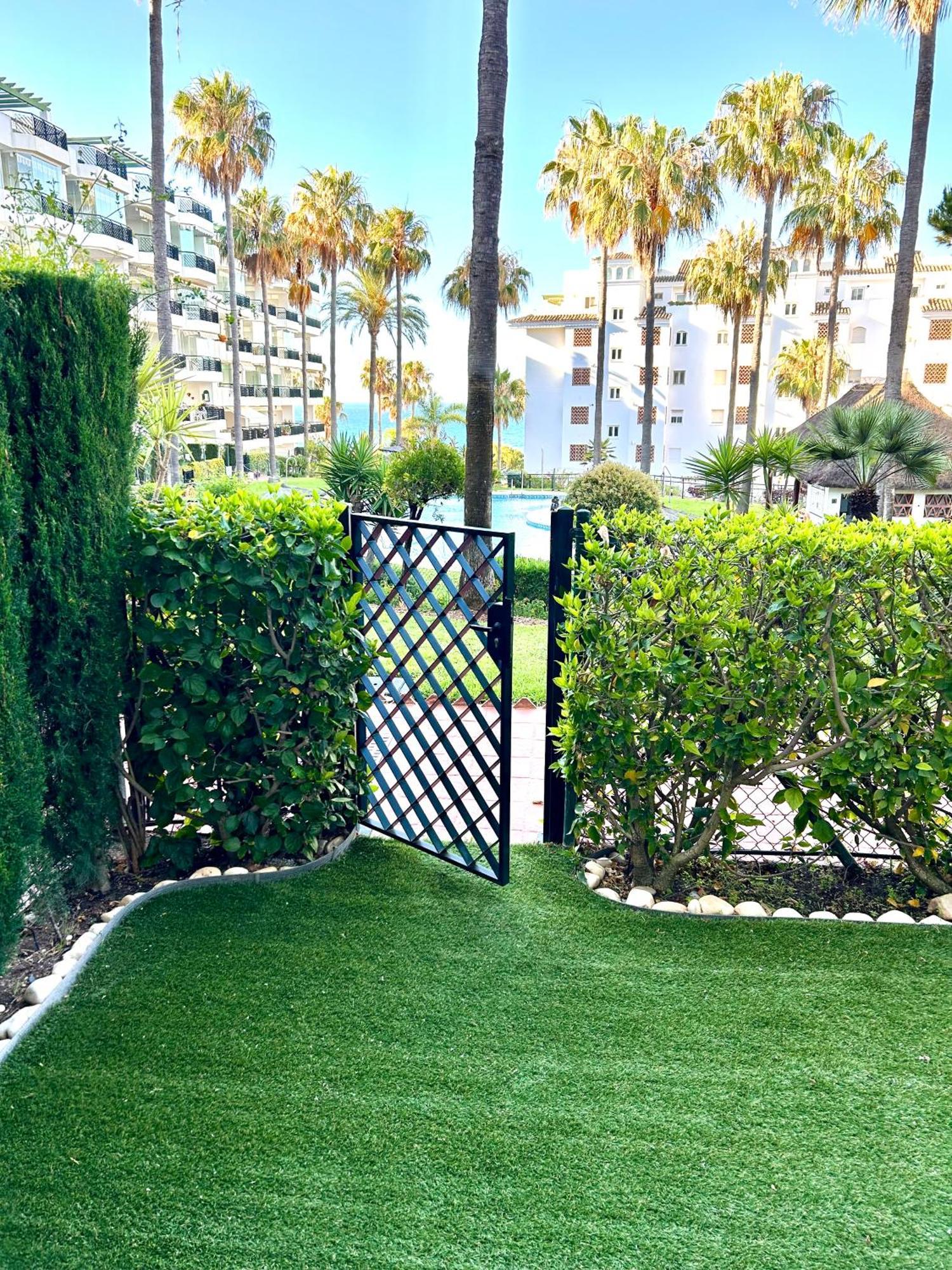Mi Capricho, Beachfront, Grownfloor, Private Garden & Terrace Sitio de Calahonda Kültér fotó